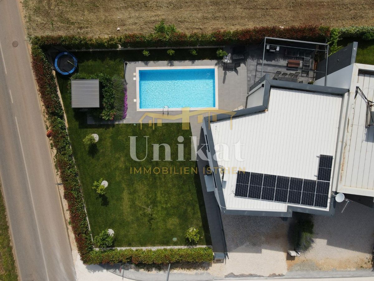 Moderna doppia villetta con piscina e vista mare